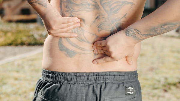 Massage am Rücken und der Wirbelsäule